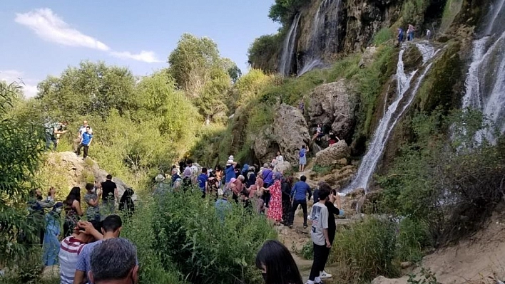 Girlevik Şelalesi'ne ziyaretçi akını