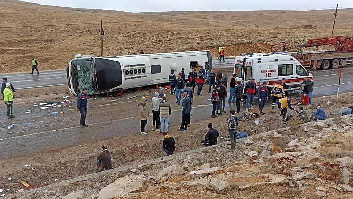 Göçmenleri taşıyan otobüs devrildi