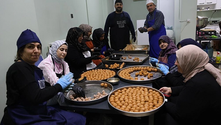 Gönüllü Anneler İhtiyaç Sahiplerine Yemek Hazırlıyor