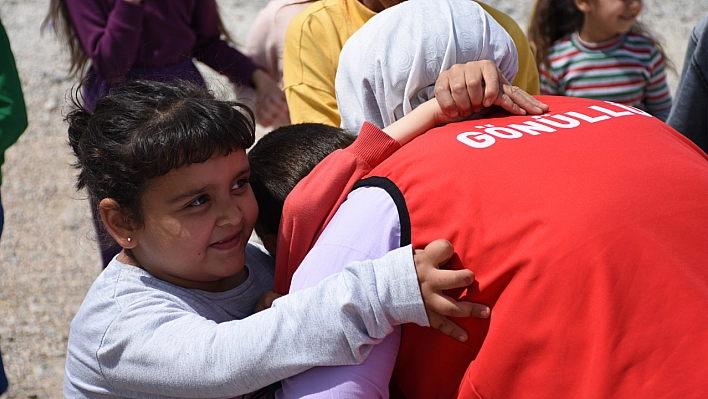 Gönüllü gençler çocuklara dokunuyor