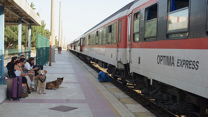 Gurbetçiler arabalı trenle dönüş yolunda