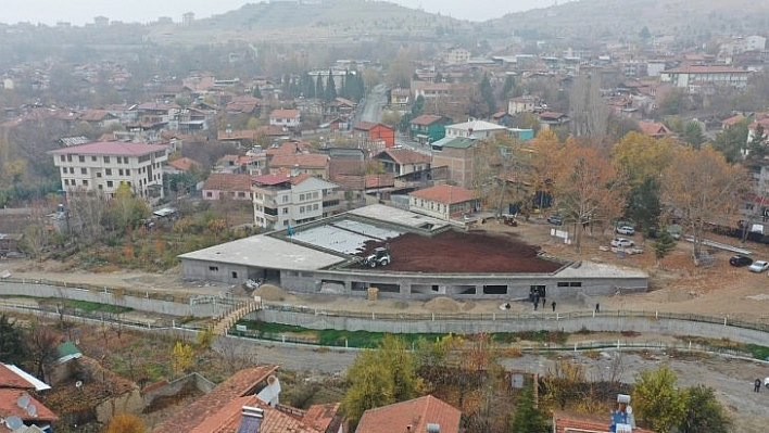 Güreş sahası inşaatını inceledi