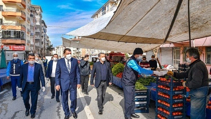 Gürkan pazarı ziyaret edip maske dağıttı