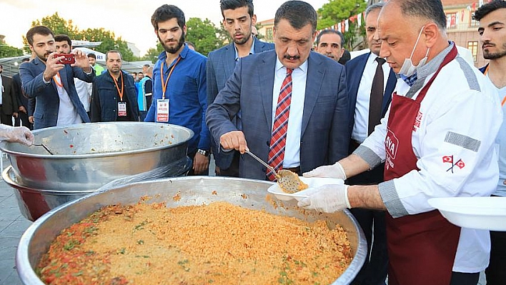 Gürkan iftarını vatandaşlarla birlikte açtı 