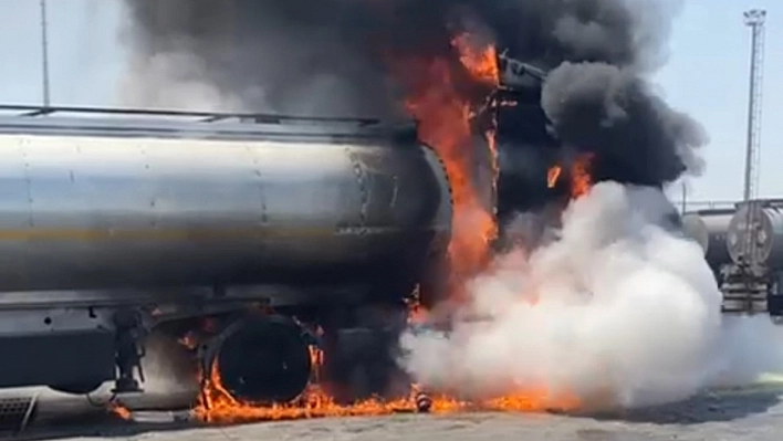 Habur'da akaryakıt yüklü tanker alev alev yandı