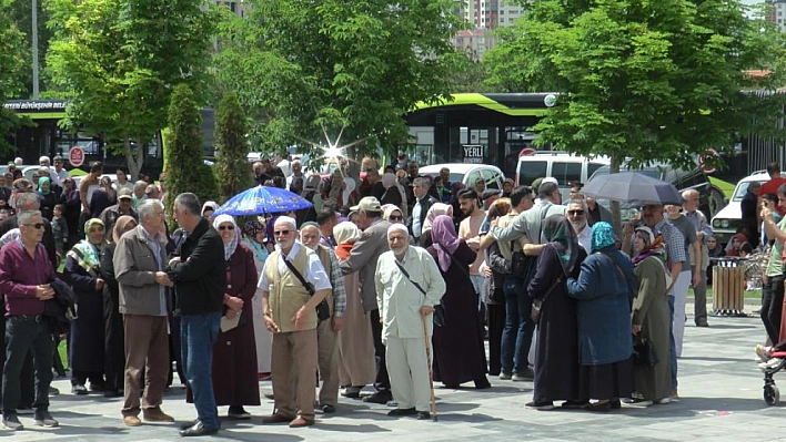 Hacı adayları dualarla uğurlandı