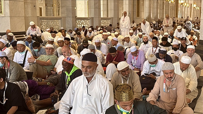 Hacı adayları son cuma namazını Kabe'de kıldı