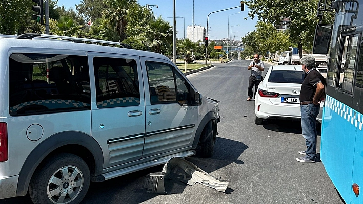 Hafif ticari araç ile otomobil çarpıştı