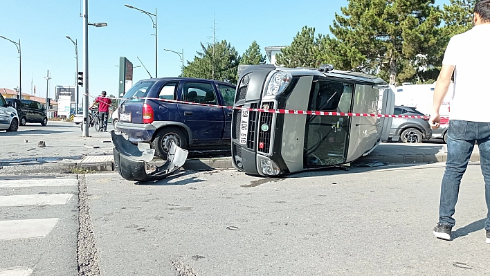 Hafif ticari araç yan yattı 2 yaralı