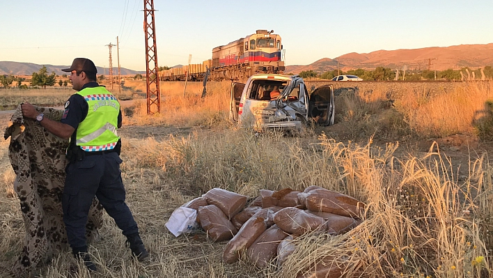 Hafif ticari araca tren çaptı