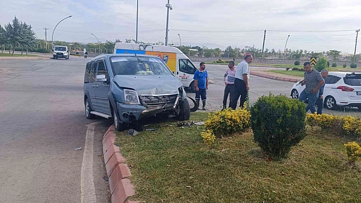 Hafif ticari araçla otomobil çarpıştı