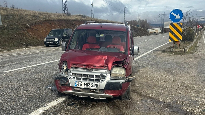 Malatya'da hafif ticari araçlar çarpıştı, 1 yaralı