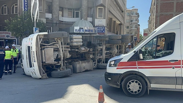 Hafriyat kamyonu otomobilin üzerinde devrildi