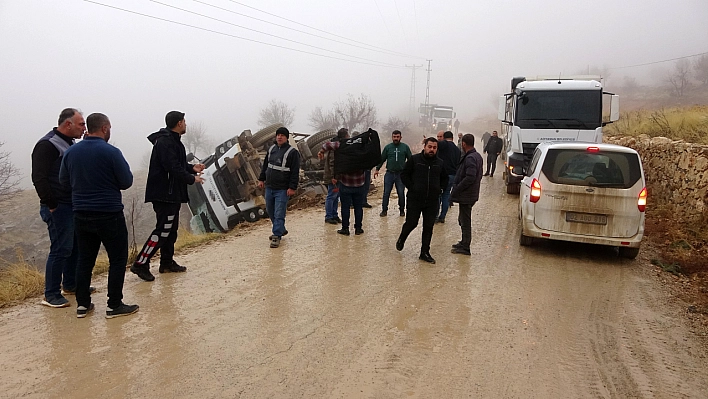 Hafriyat kamyonu şarampole devrildi: 1 yaralı