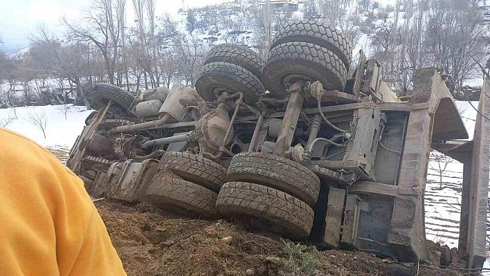 Akçadağ'da Hafriyat Kamyonu Şarampole Devrildi: 1 Yaralı