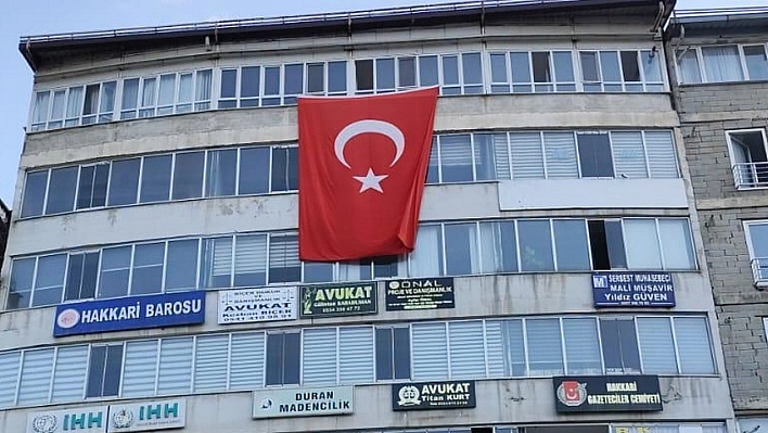 Hakkari'de 'Terörsüz Türkiye'ye bayraklı destek