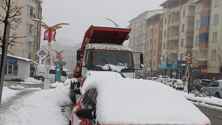 Hakkari'de 23 yerleşim yolu kapandı