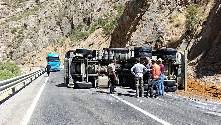 Hakkari'de maden yüklü kamyon devrildi:1 yaralı