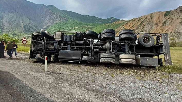 Hakkari'de yakıt tankeri yan yattı