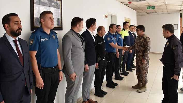 Hakkari Emniyet Müdürü Yılmaz, Yüksekova'da polislerin bayramını kutladı
