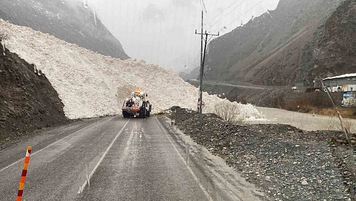 Dev çığ Hakkari ile Şırnak'ı ayırdı, Zap'ı durdurdu..!