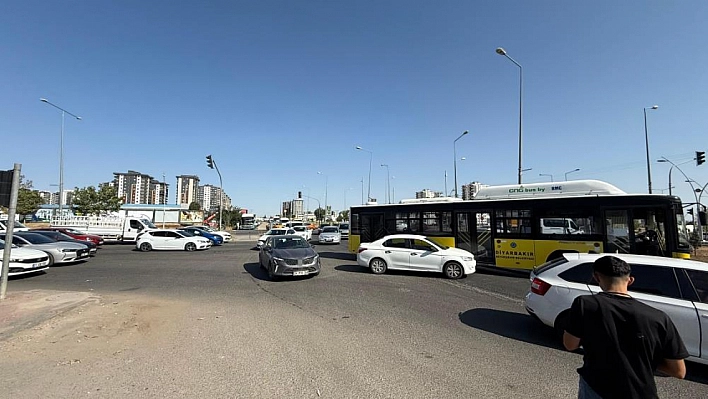 Halk otobüsü ile otomobilin çarpıştı! Trafik felç oldu....
