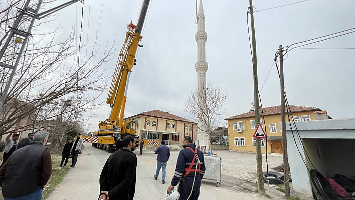 Hasar gören minare yıkıldı