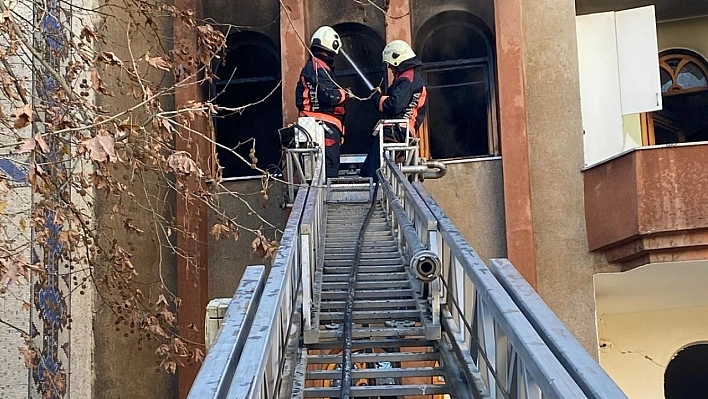 Hasarlı Binada Çıkan Yangın Korkuttu!