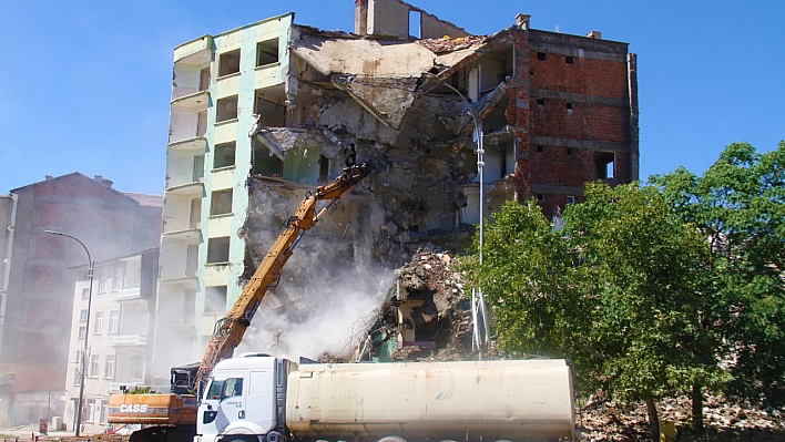 Hasarlı binaların yıkımı devam ediyor