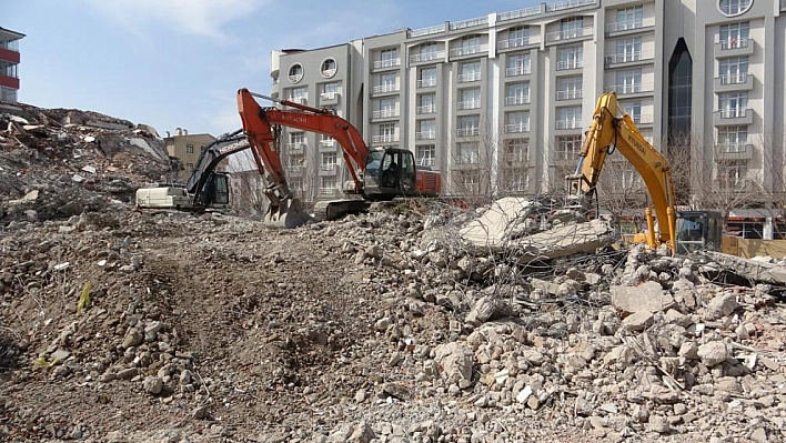 Hasarlı binanın yıkım anı kameralara yansıdı