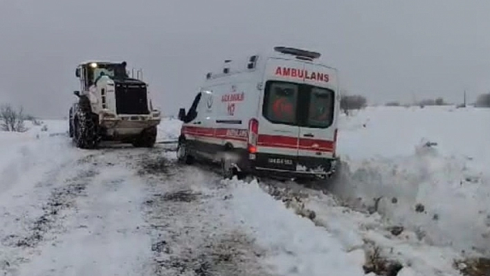 Arapgir'de Karaya Saplanan Ambulans Kurtarıldı