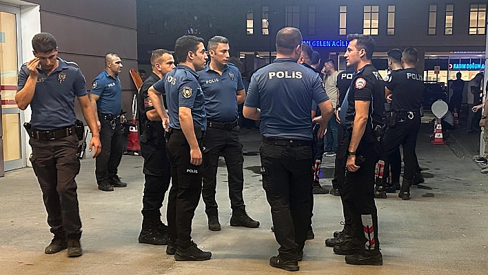 Hastanede bahçesinde bıçaklı kavga: 1'i ağır 2 yaralı