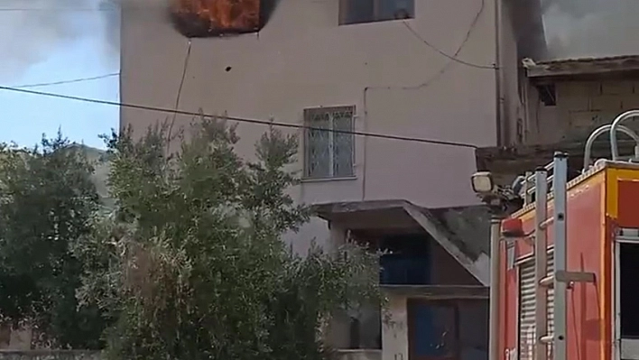 Hatay'da ev yangını: Anne kurtarılırken, 3 yaşındaki çocuk hastaneye kaldırıldı