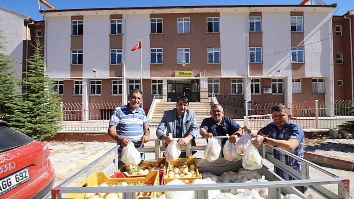 Hayırseverden öğrencilere 2 ton elma