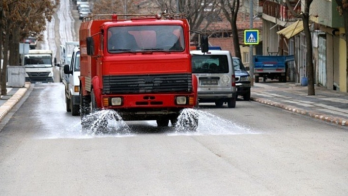 Cadde ve sokaklar yıkanıyor