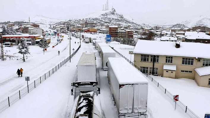 İlçelerde kar etkili oldu