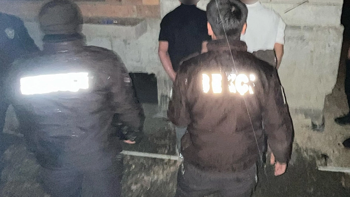 Hırsızlık yaparken yakalandı