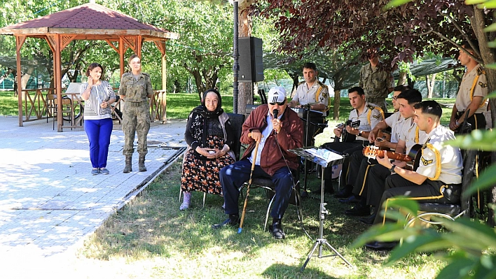 Huzurevi sakinleri doyasıya eğlendi