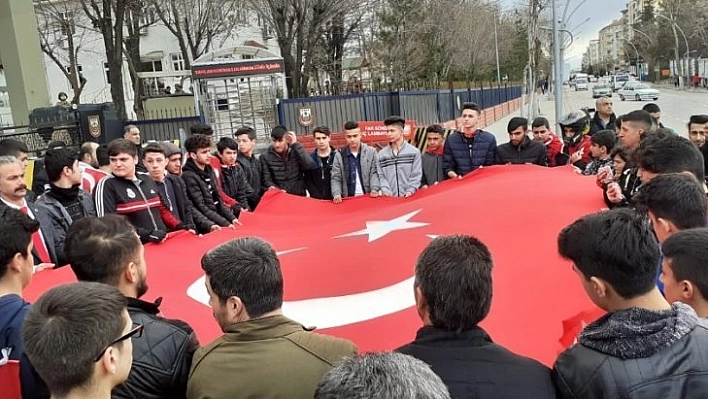 İdlib şehitleri için yürüyüş ve konvoy