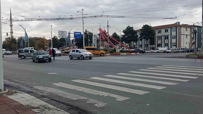 Malatya'da trafik kazası: Maddi hasar