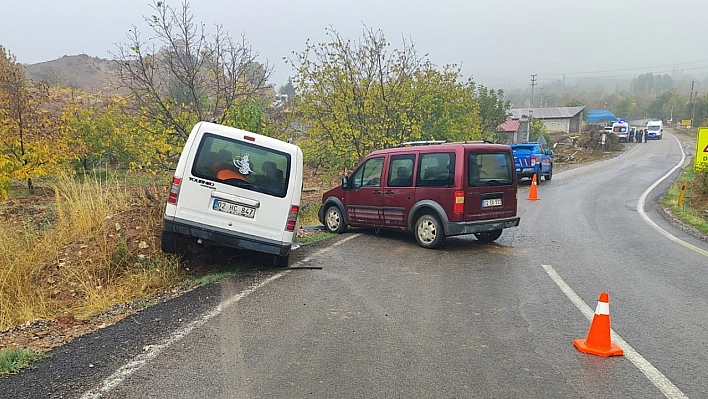 İki hafif ticari araç çarpıştı: 9 yaralı