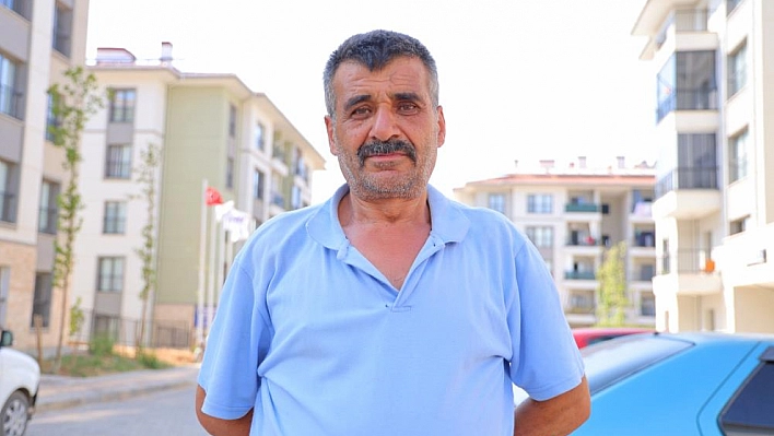 İki oğlunu kaybeden depremzede baba: 'Devletimiz evlerimizi yaptı'