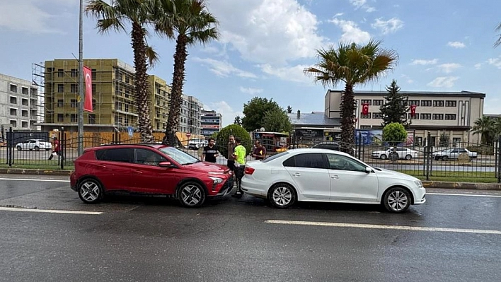iki otomobil çarpıştı: 2 yaralı