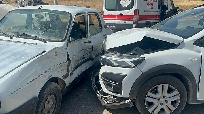 İki otomobil çarpıştı: 5 yaralı