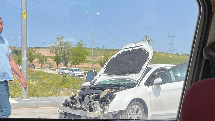 İki otomobil kafa kafaya çarpıştı