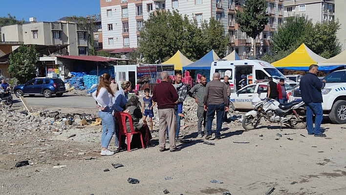 İki otomobil kavşakta çarpıştı