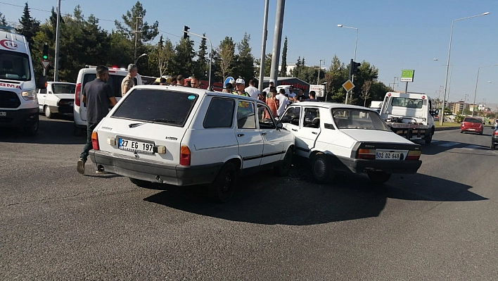 İki otomobilin çarpıştı