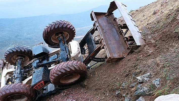 İş makinesi uçuruma yuvarlandı