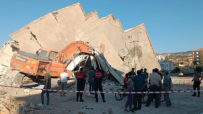 İş makinesinin üzerine bina çöktü