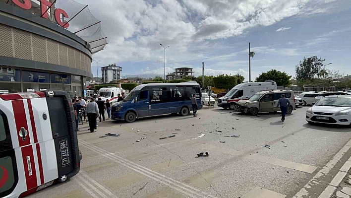 Araçla çarpışan ambulans devrildi: 2 yaralı